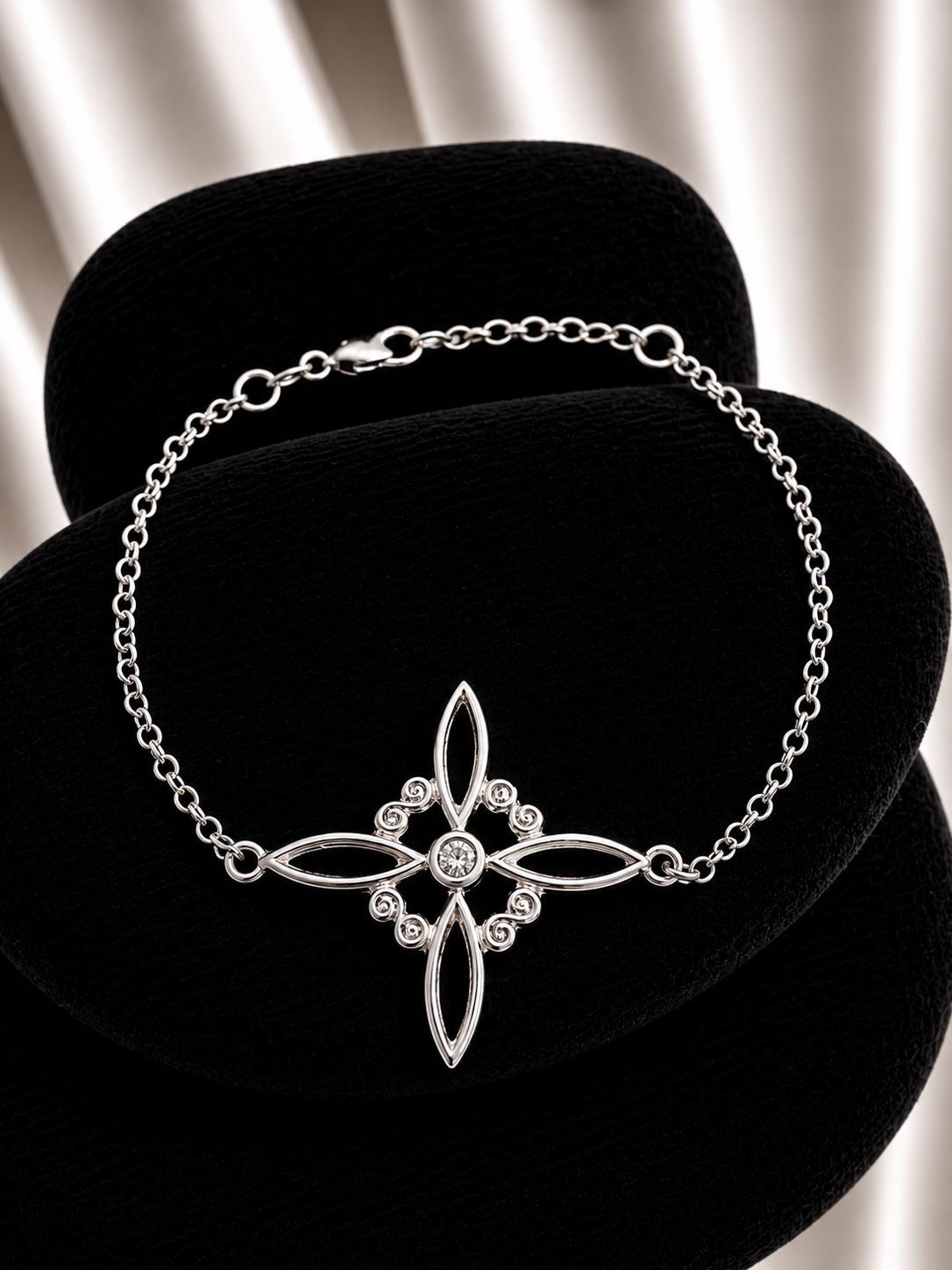 Pulsera nudo de bruja grande con circon en el centro