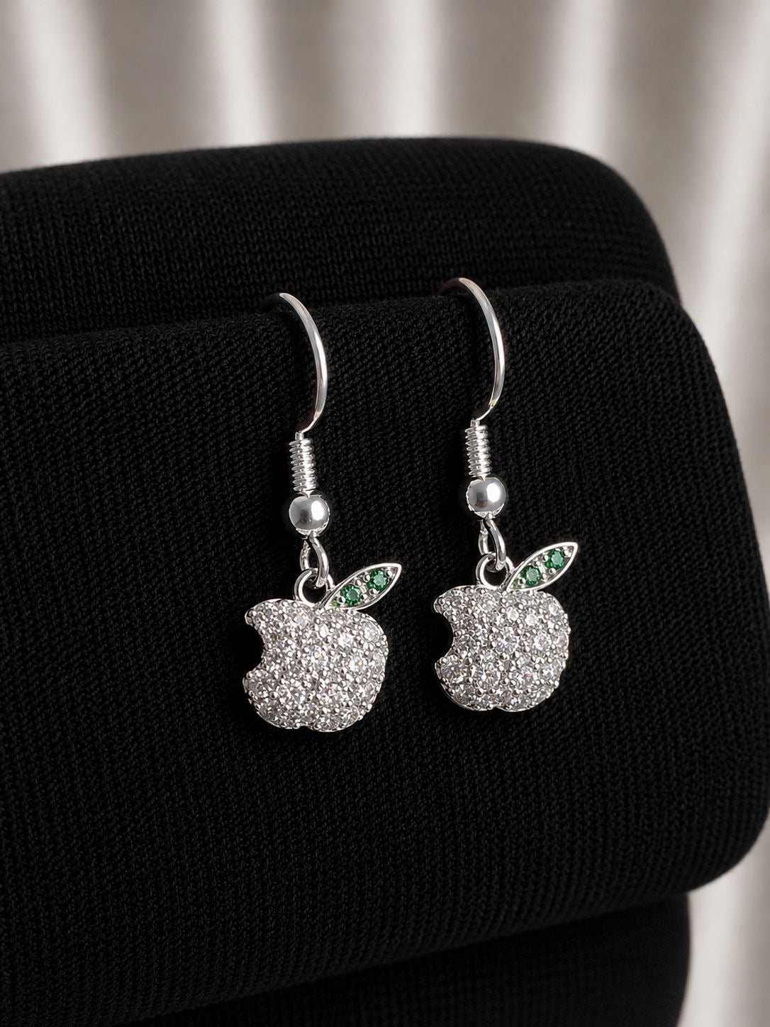 Aros colgante manzana con circones