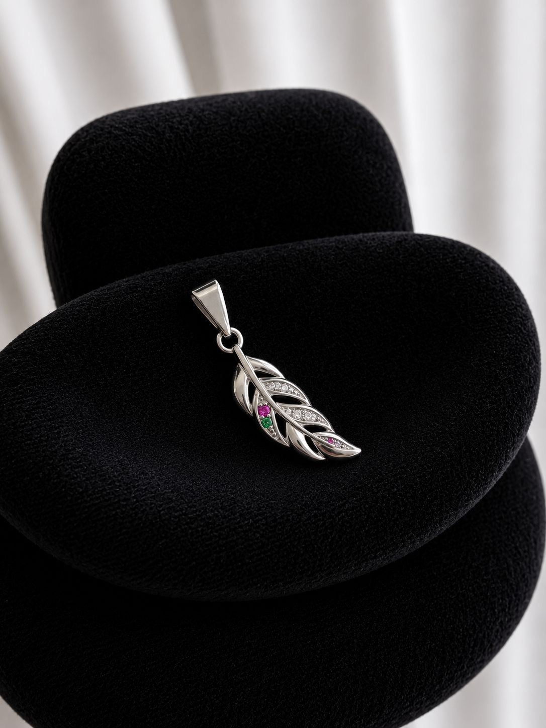 Medalla pluma con circones multicolores