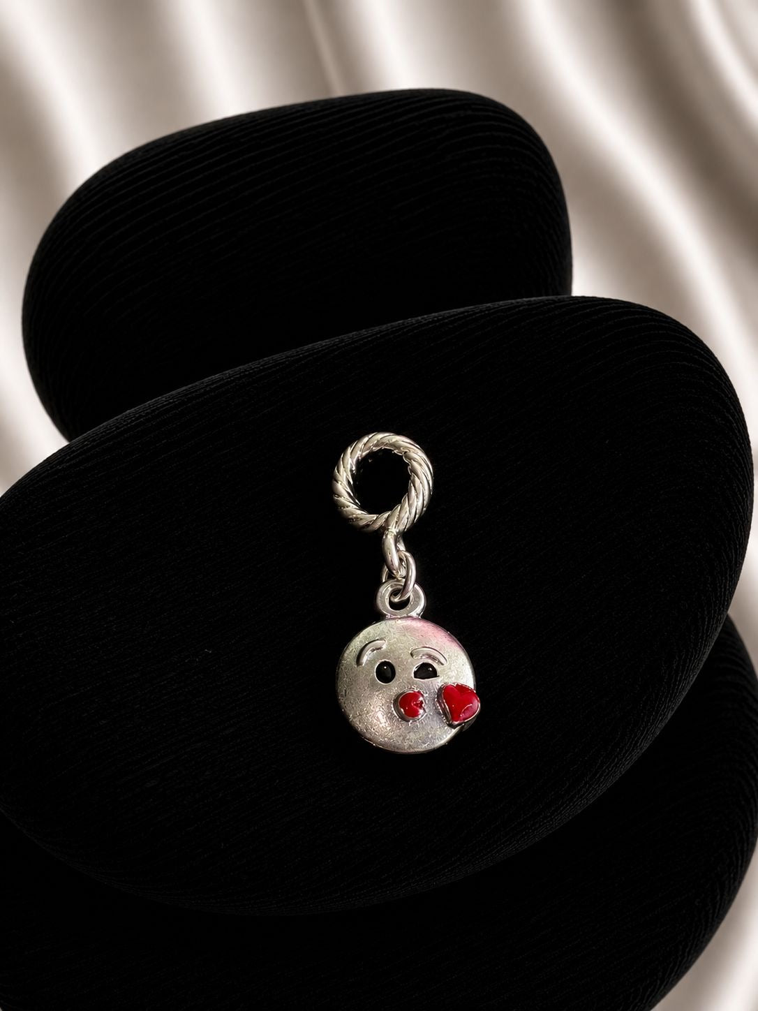 Charm exclusivo beso plateado