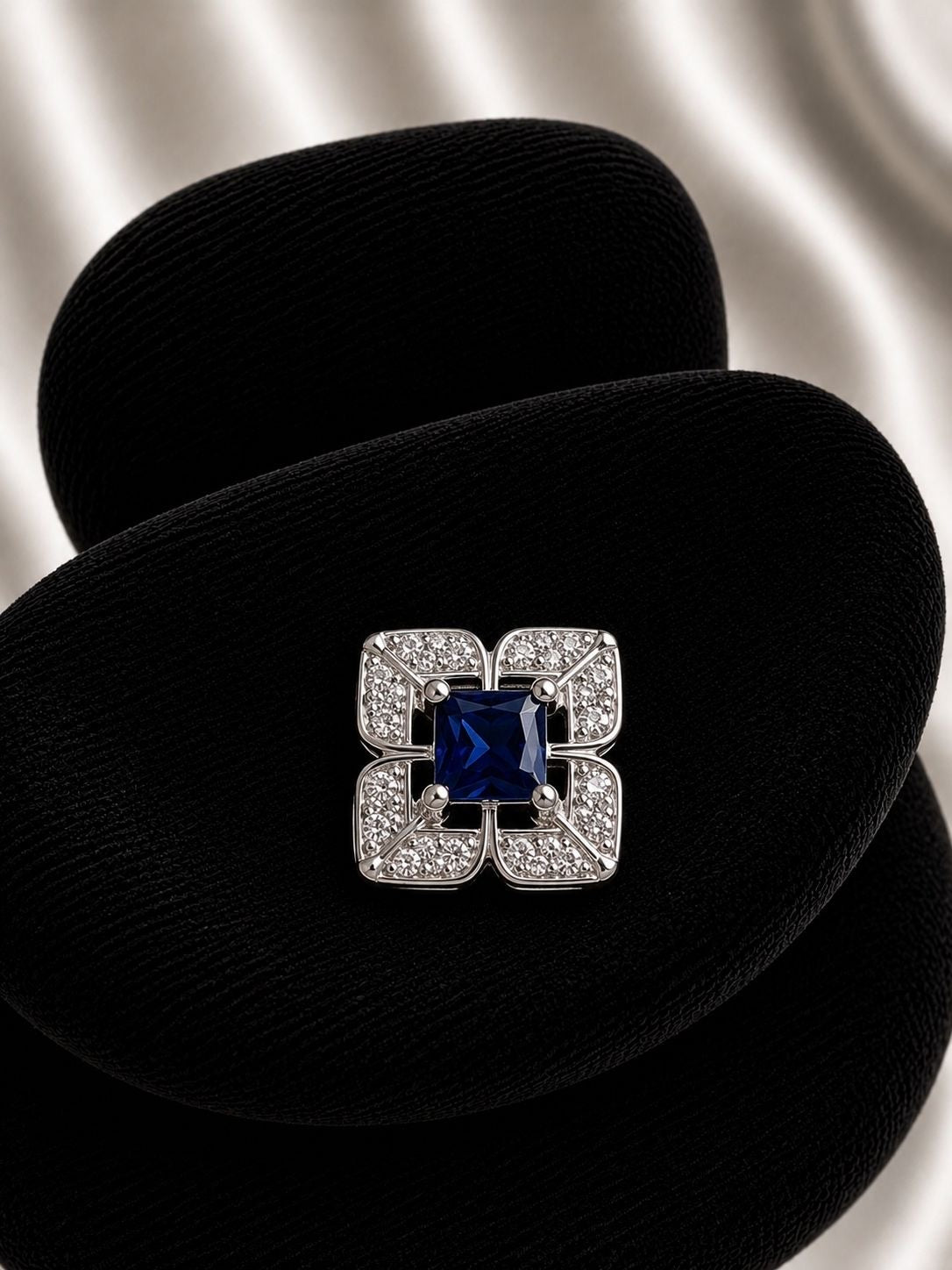 Medalla cuadrado azul con circones