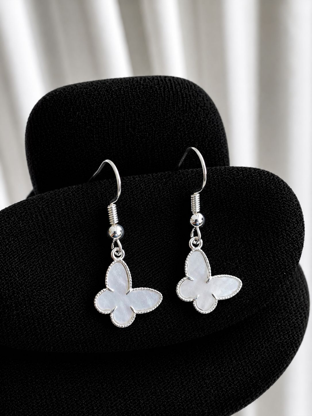 Aros colgante mariposa blanca