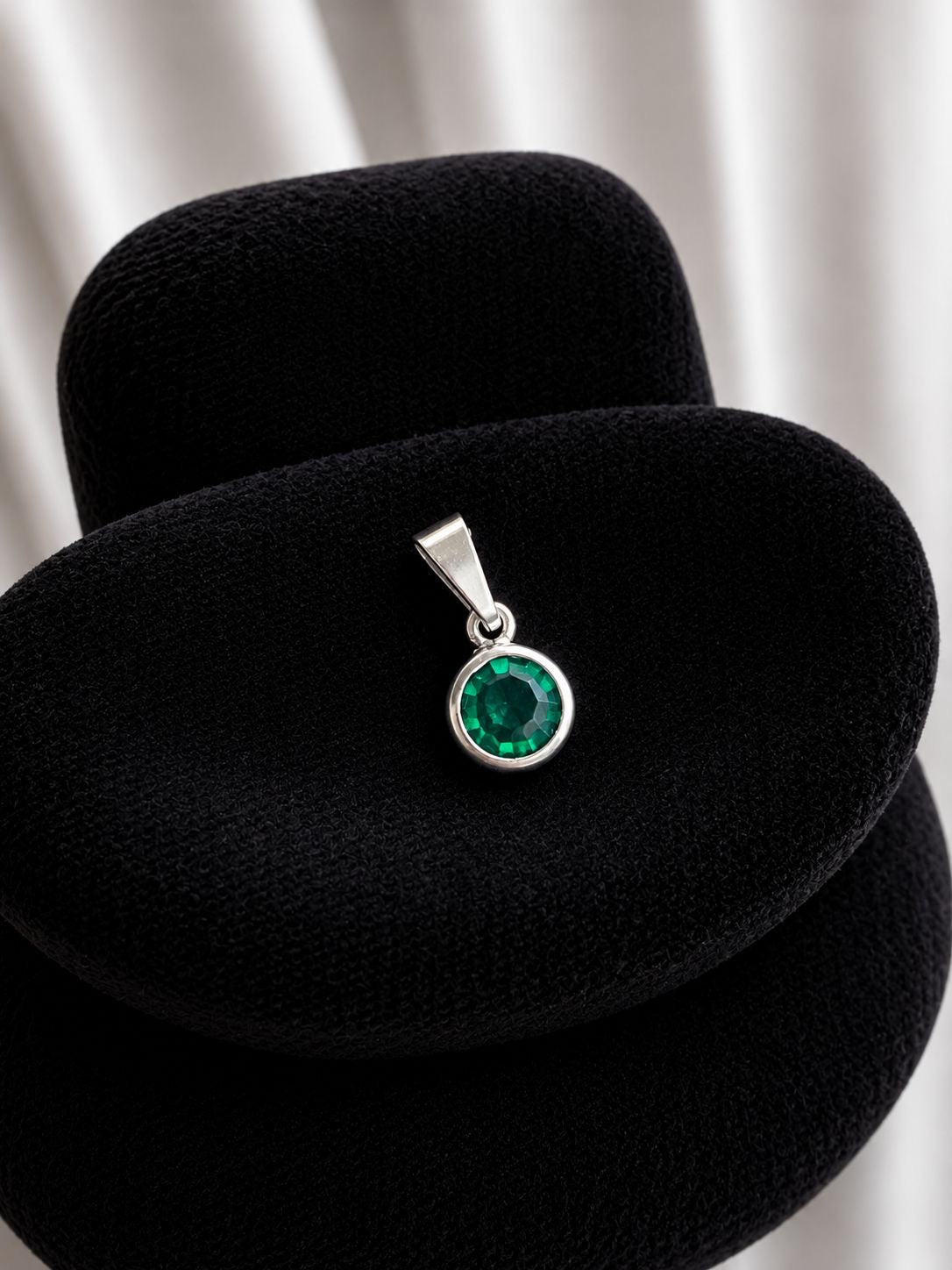 Medalla circon verde circular pequeño