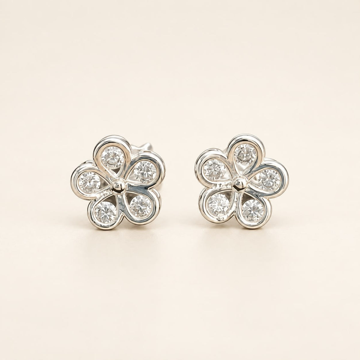Aros flor cinco pétalos con circones