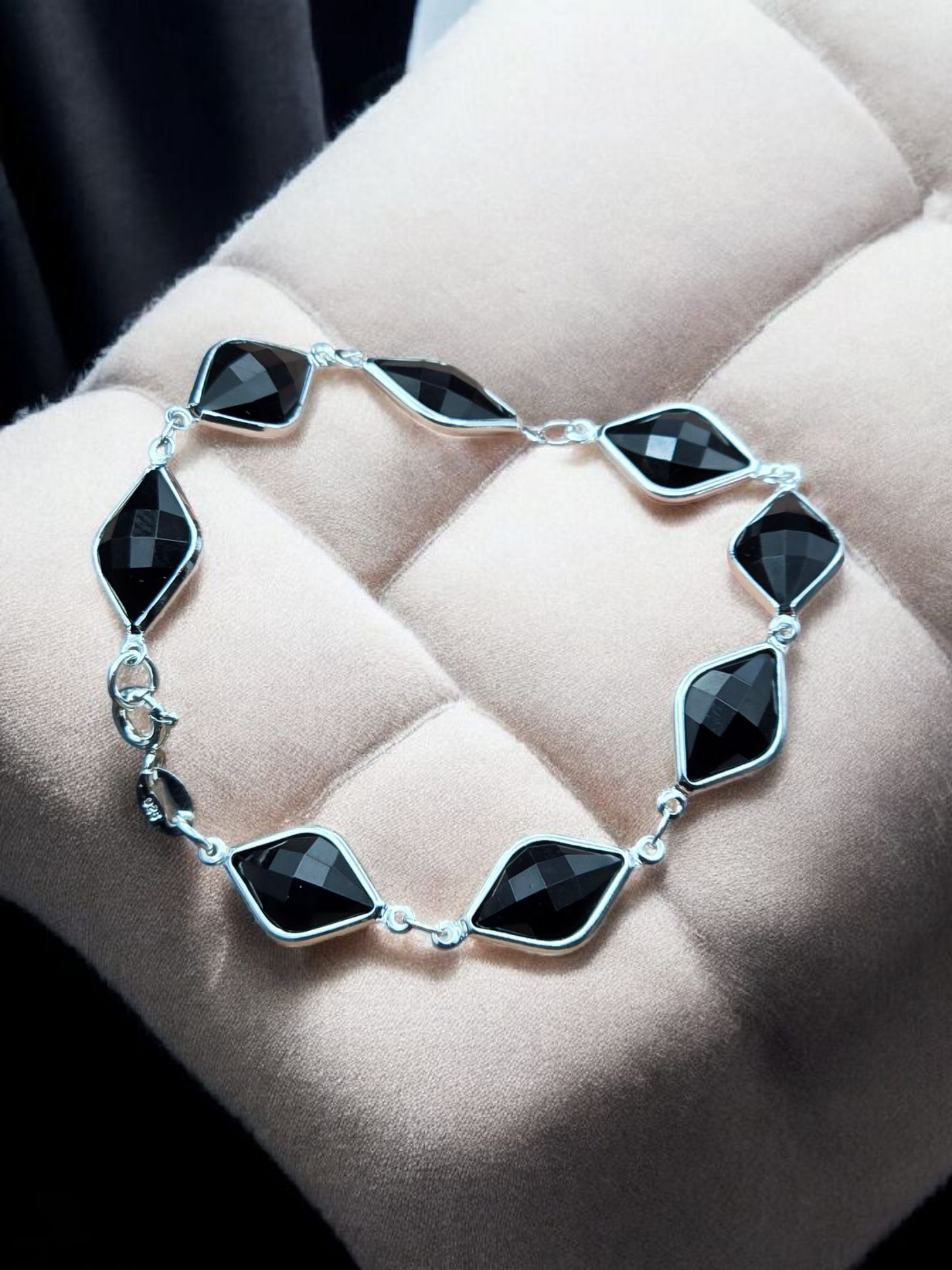 Pulsera rombos piedras negras