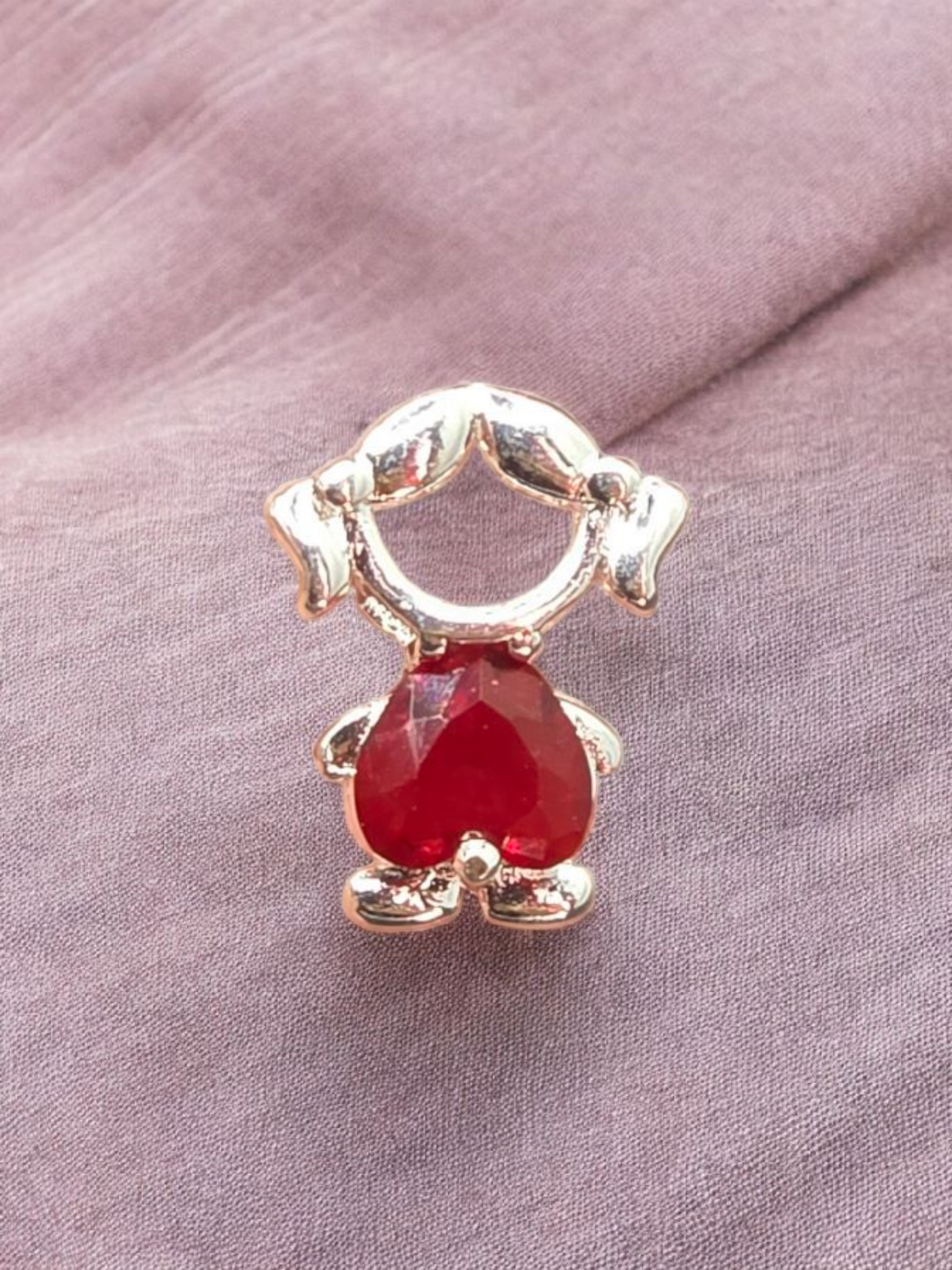 Medalla niña corazón rojo