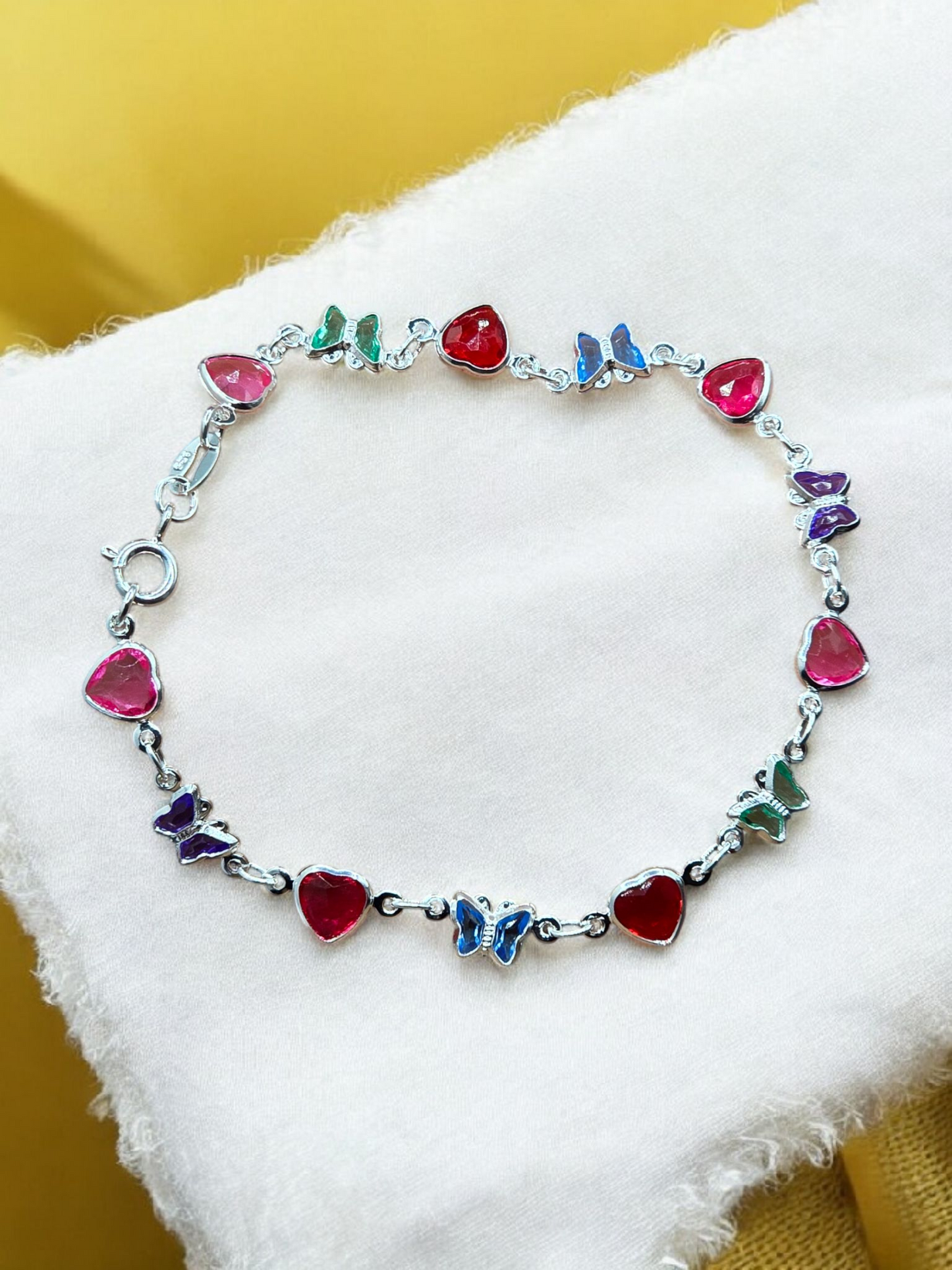 Pulsera corazones y mariposas de colores