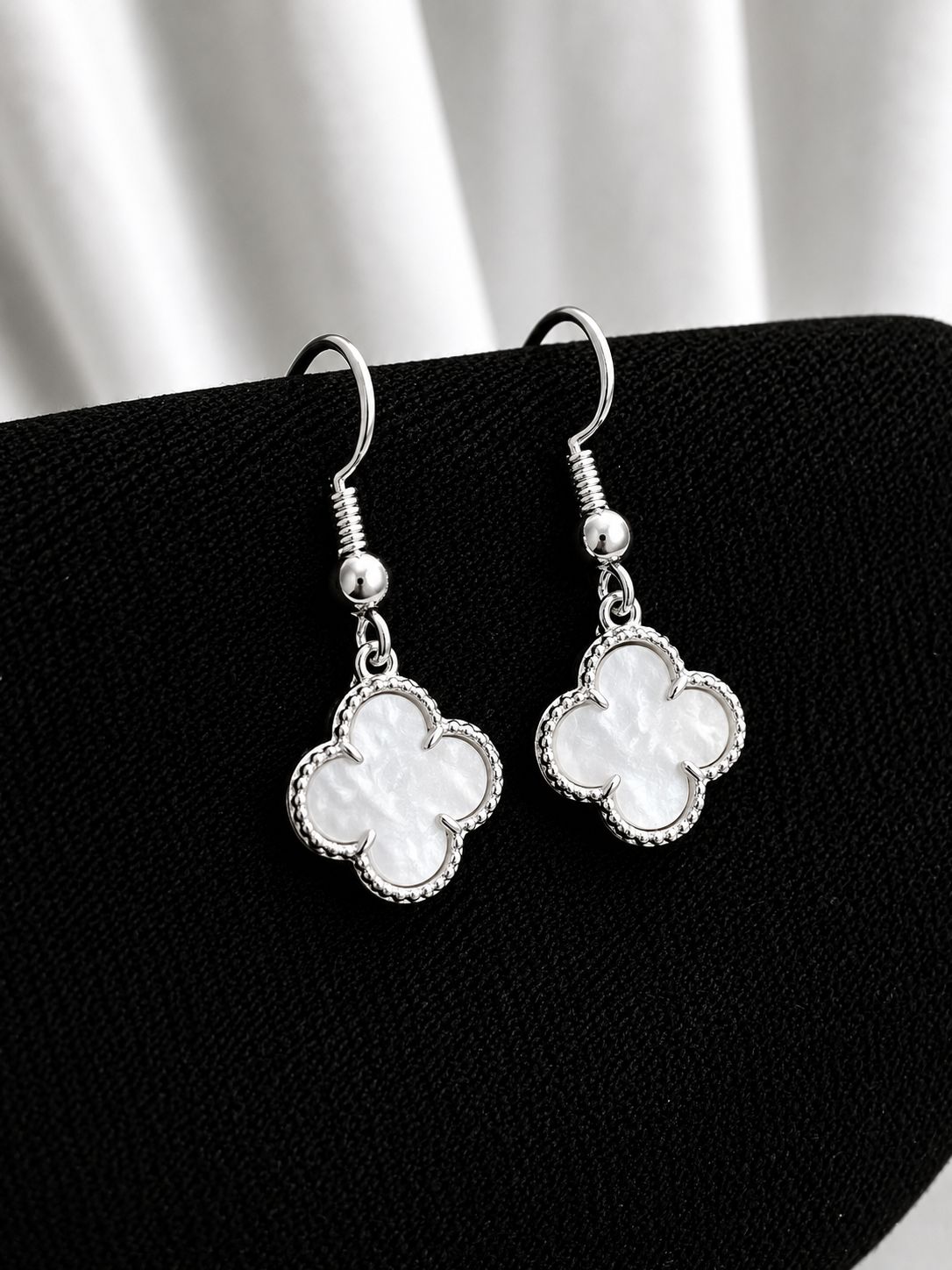 Aros colgante vancleef blanco