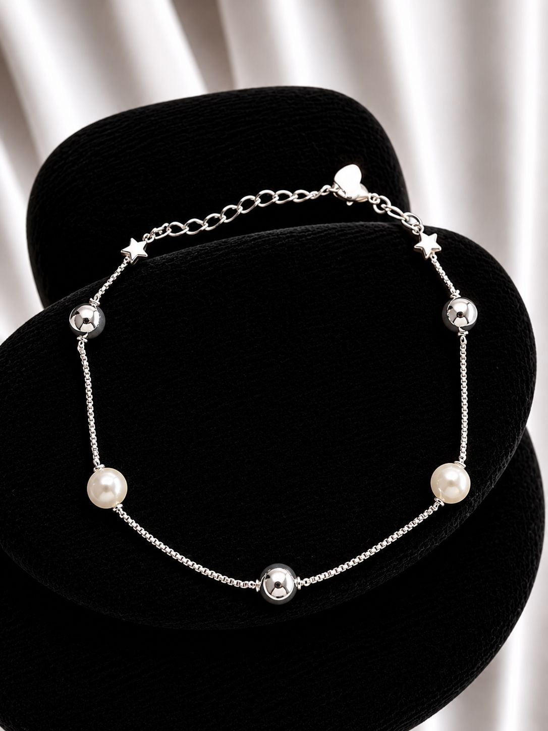 Pulsera perlas con pelotitas de plata