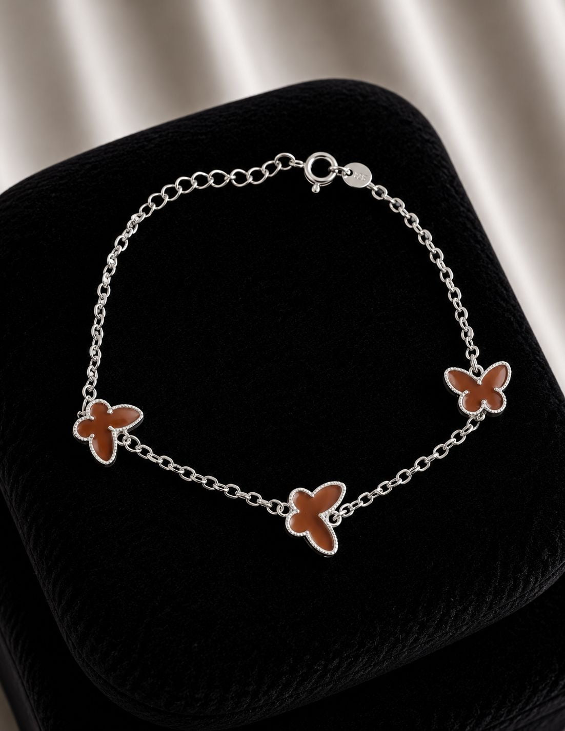 Pulsera triple mariposa café