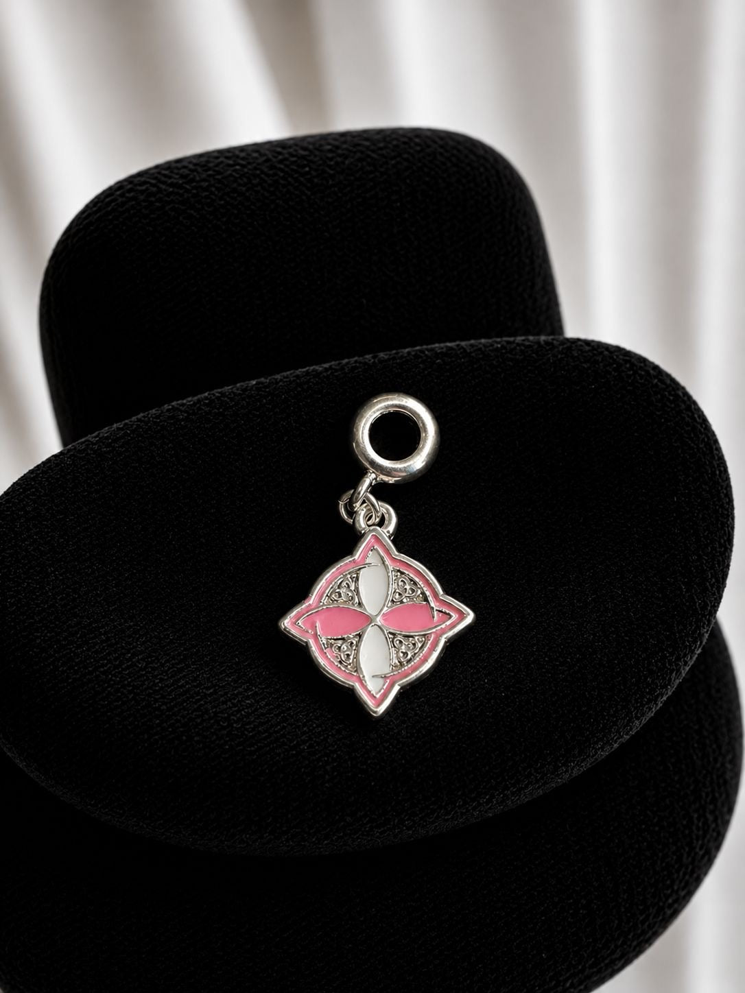 Charm exclusivo nudo de bruja rosa