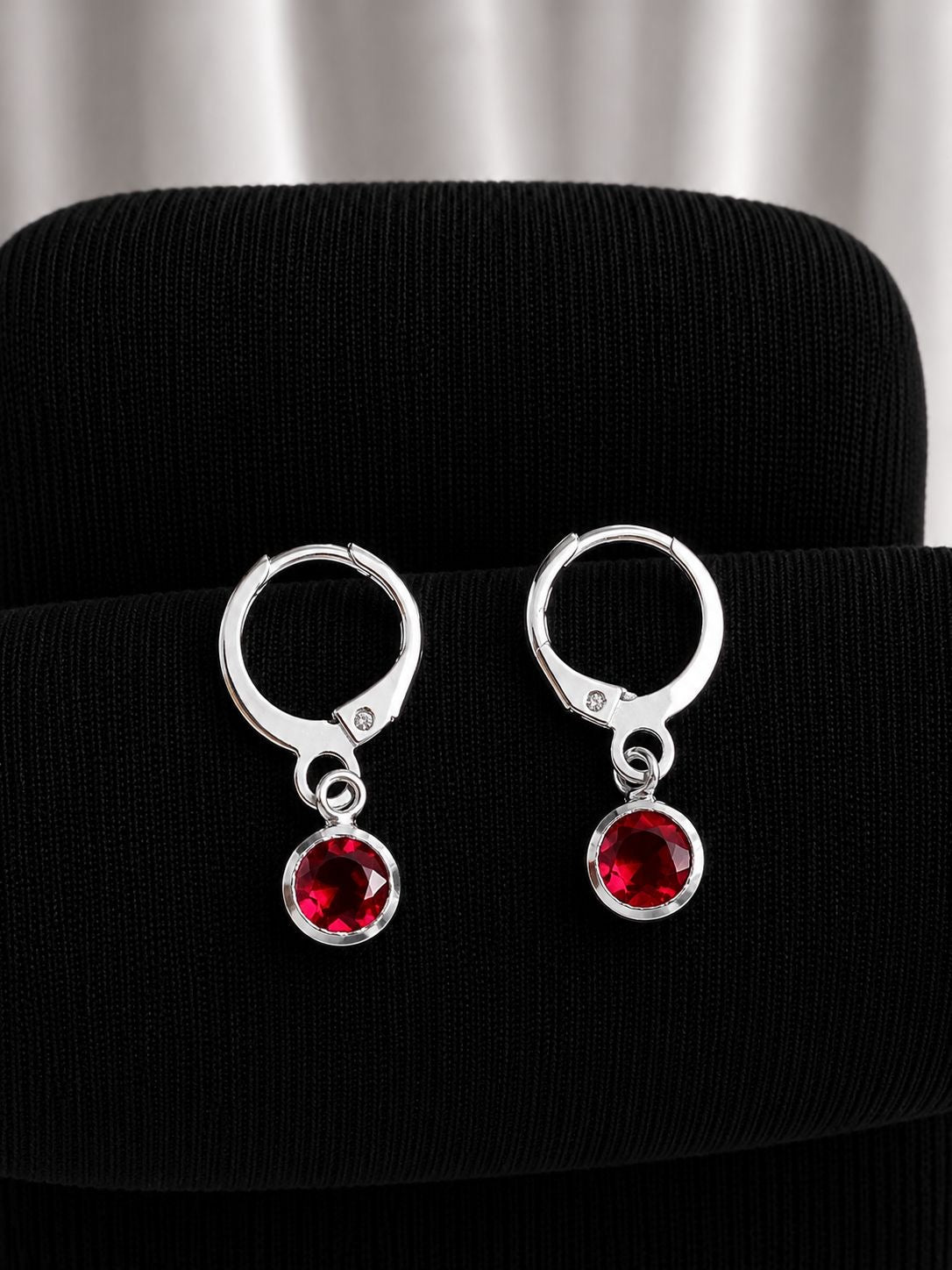 Aros circon rojo
